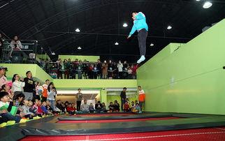 成人上下蹦床视频大全,成人极限运动风采展示