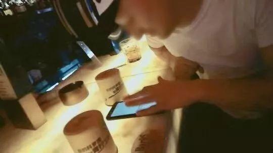 成人伤感喝酒视频,成人伤感情感共鸣瞬间